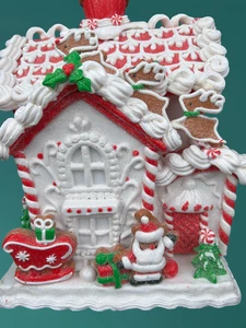 Weißes Lebkuchenhaus 12" beleuchtet Santa Schlitten Rentier Cupcake Dach Dekor - Bild 1 von 14