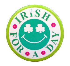 PIN DE BOTÓN San Patricio Vintage JABÓN Ojos CARA SONRIENTE Día Vacaciones Irlandesas - Imagen 1 de 2