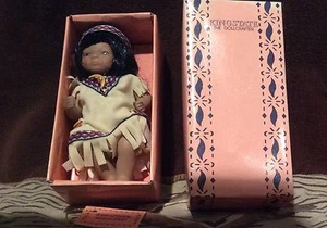 ✨RIDOTTO✨Bambola bambina indiana in porcellana Kingstate nuova con scatola. Circa 5,5"-6" - Foto 1 di 4