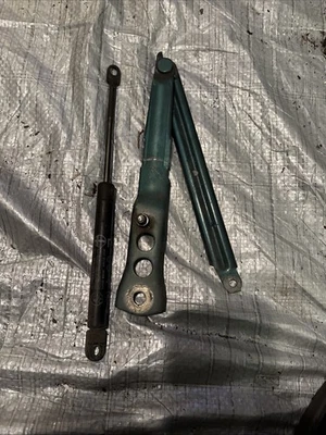 PESTILLO CAPÓ BMW E30 84-91 VERDE 512318842715 OEM con amortiguador Foto 1 de 4