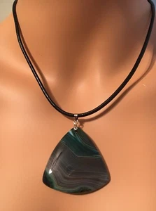 Collar colgante de ágata pulida con cordón de cuero de 18" en bolsa con caja de regalo - Imagen 1 de 6