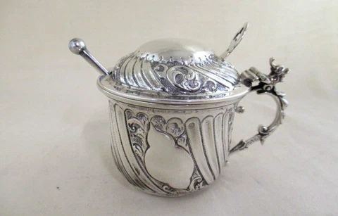 Sterling Silver   Bucket Shaped    MUSTARD POT & SPOON   Hallmarked:-London 1895 Cover