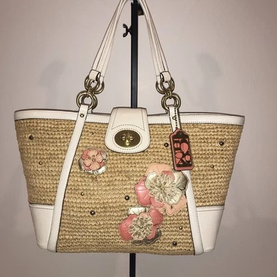Bolso de Hombro Coach Usado en Excelente Condición 19347 Hamtons Paja Blanco Coral Cuero Apliques Foto 1 de 4