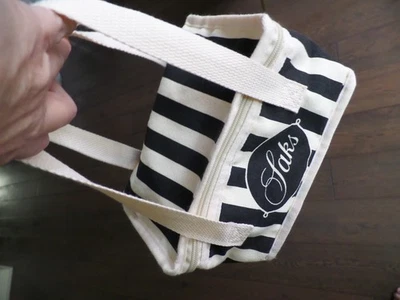 ¡NUEVO! Bolsa de maquillaje cosmético Saks Fifth Avenue azul blanco a rayas cierre de cremallera 10x5x5 Foto 1 de 4