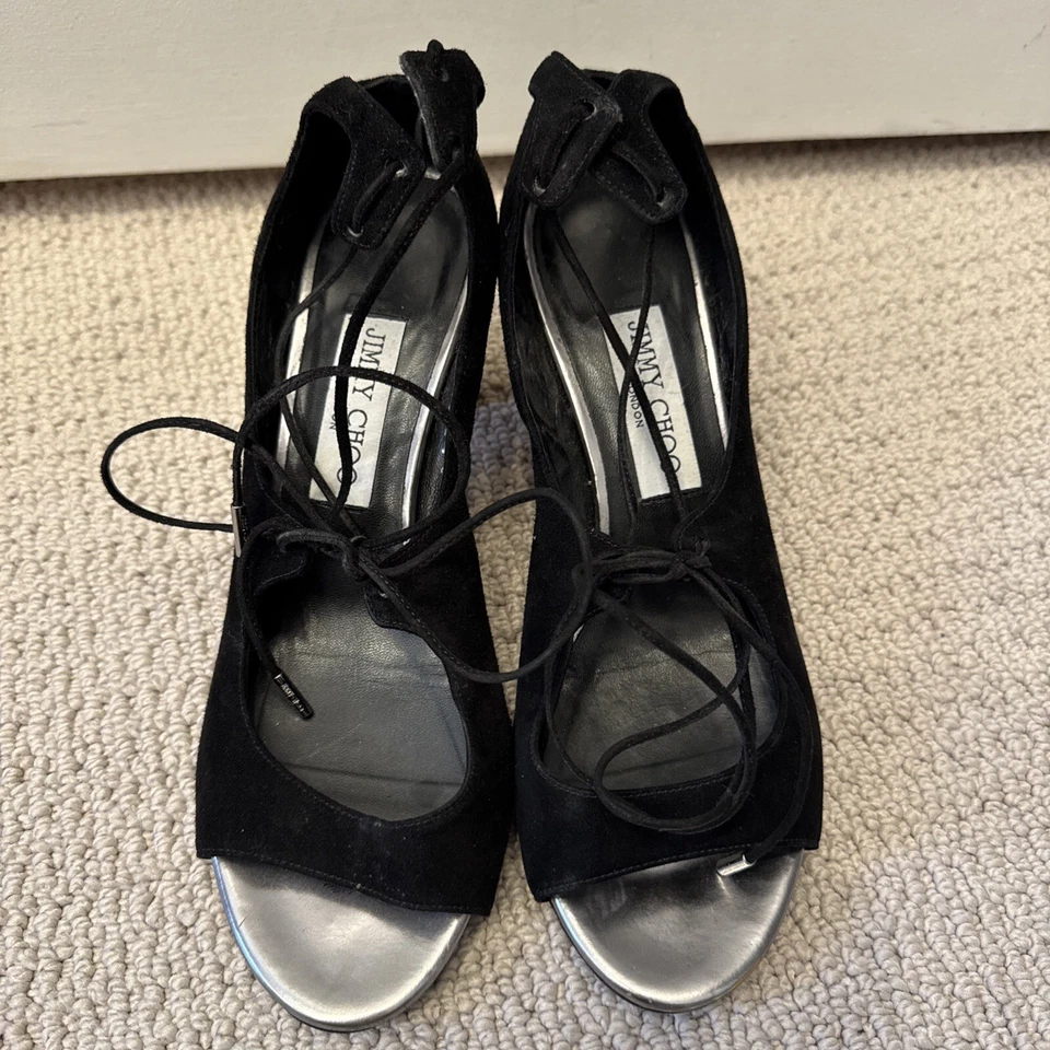 ¡BONITO! Sandalias JIMMY CHOO 38 (US 7.5) Vernie negras con cordones de madera Foto 1 de 4