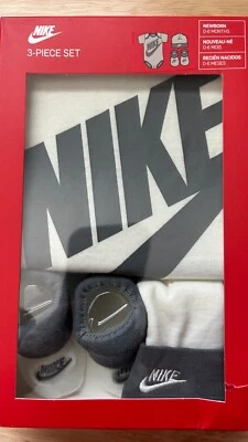 NIKE Gris Bebé Conjunto de 3 Piezas Talla Edad 0-6 Meses Body Sombrero Botines Conjunto -NUEVO CON ETIQUETAS Foto 1 de 4