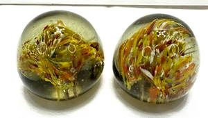 Vintage Glas Briefbeschwerer x2 Böhmisch Rund Abstrakt Farbe Geschliffen Je 226g E - Bild 1 von 10