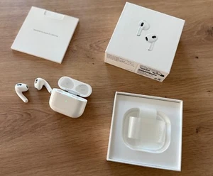 apple airpods 3 generation weiß mit Lightning-Ladecase - Bild 1 von 3