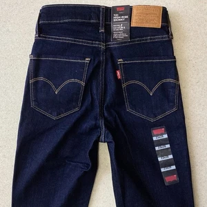BNWT Ladies LEVIS 721 SKINNY HIGH RISE Dark Blue Jeans Size UK 4 W23 L28 (484K) - Picture 1 of 9