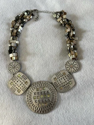 Impresionante collar babero amuleto abulón tono peltre Chico's abulón Foto 1 de 4