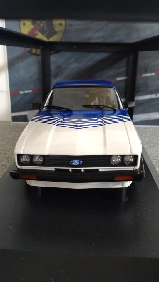 Minichamps 1:18 1978 Ford Capri 3.0 weiß mit blauen Streifen - Bild 1 von 1