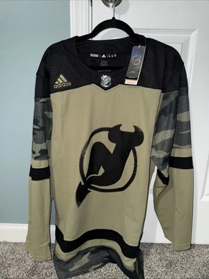 Camiseta Adidas New Jersey Devils NHL Hockey Militar Saludo al Servicio Talla 50 Foto 1 de 4