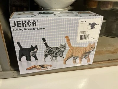 JEKCA Cat ST19GTC06 | Blocos de construção de plástico cinza smoking gato 1550 peças - SELADO - Imagem 1 de 3