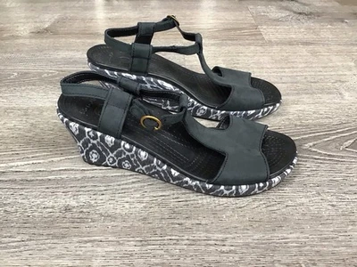 Sandalias Crocs Leigh para mujer 10 Ikat tacón de cuña cuero negro blanco correa para el tobillo Foto 1 de 4