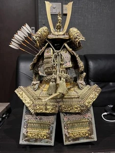 Japanische Yoroi Samurai Rüstung Kabuto mit Pfeilen und Helm Eisen Antik Puppe - Bild 1 von 24