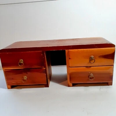 Antigua MUESTRA DE VENDEDOR 4 CAJONES TOCADOR DE MADERA DE CEDRO TIRADORES DE METAL D9 de colección linda Foto 1 de 4