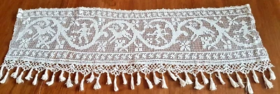DENTELLE- ancienne aux filets -long 72 cm , larg de 22 cm + 4 cm de pompons - Photo 1/3