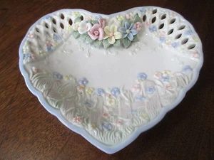 PLATO FLORAL ESTILO CAPODIMONTE ""EN FORMA DE CORAZÓN"" PESADO 8"" de ancho X 8 3/4", 1 3/4"" alto - Imagen 1 de 12