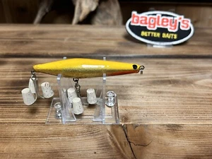 Vintage Bagley DUB' 07 3 Color YG Bass Fishing Lure - Picture 1 of 7