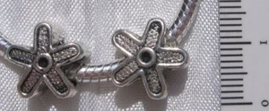 LOT DE 2 PERLES CHARMS FLEUR 5 PETALES EN METAL ARGENTE 12X11X8MM TROU 4mm *E43 - Picture 1 of 1