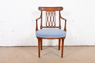 Sillón o silla club de madera de cerezo tallada de Luis XVI de la Regencia Francesa Foto 1 de 4