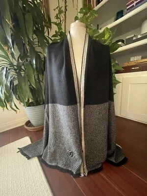 Chanel Nuevo Mantón de Cachemira Negro y Beige Foto 1 de 4