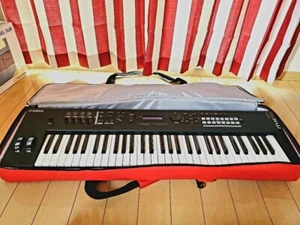 Yamaha MX61 61 tasti Sintetizzatore a tastiera analogico nero con custodia e corrente alternata usata - Foto 1 di 6