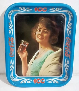 92458 Vassoio pubblicitario in latta - 100 anni COCA COLA - Donna - Picture 1 of 4