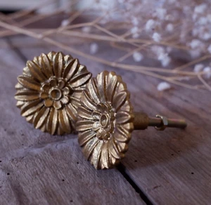 NEW French Vintage Shabby Chic GOLD Daisy Metal Door Drawer KNOB Pull Handle - Picture 1 of 4
