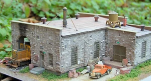 BRANCH LINE STONE ENGINE HOUSE HOn3 Model Railroad Structure Unptd Kit RSMP4011 - Picture 1 of 3