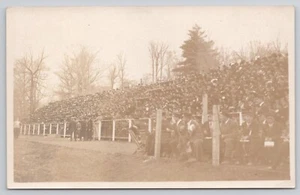 RPPC Große Menschenmenge in Tribünen Beobachtungsereignis um 1904-1918 Echtfoto Postkarte - Bild 1 von 2