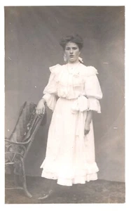 SCHÖNE DAME IN WEISS AM STUHL. VINTAGE FRÜHE ECHTFOTO-POSTKARTE RPPC * A29 - Bild 1 von 2