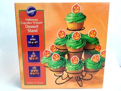 Soporte de postre Wilton de 3 niveles para cupcakes de Halloween 'N More - tiene capacidad para 13 golosinas Foto 1 de 4