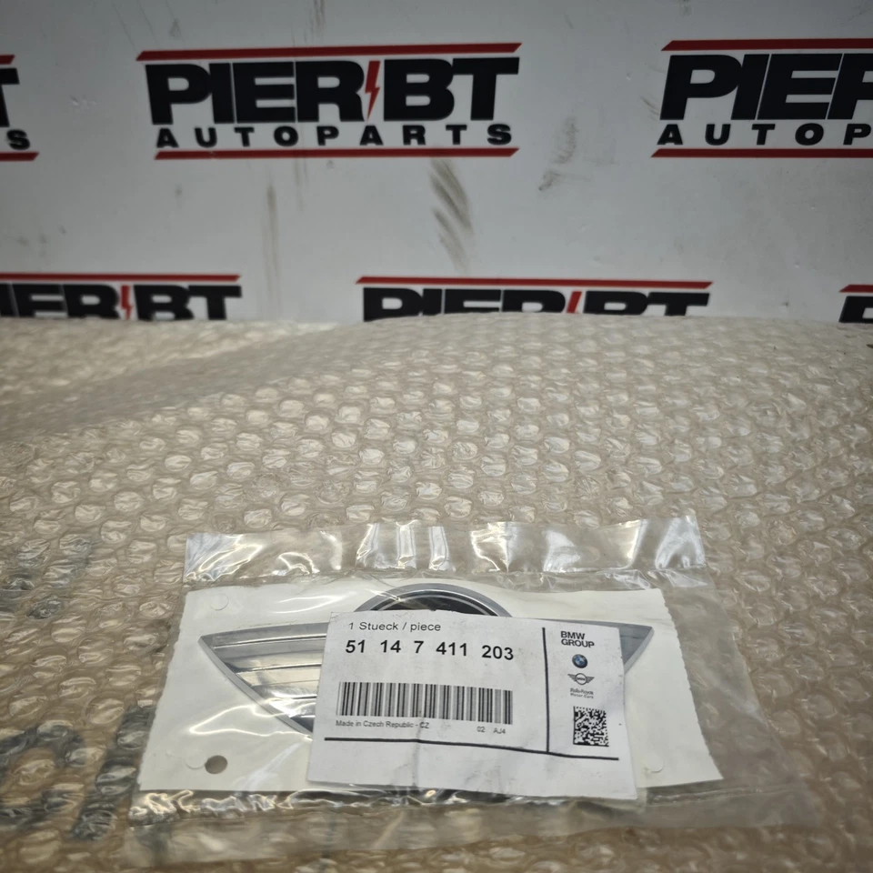 NUOVO OEM MINI CLUBMAN F54 POSTERIORE Baule EMBLEMA 51147411203 ORIGINALE - Immagine 1 di 2