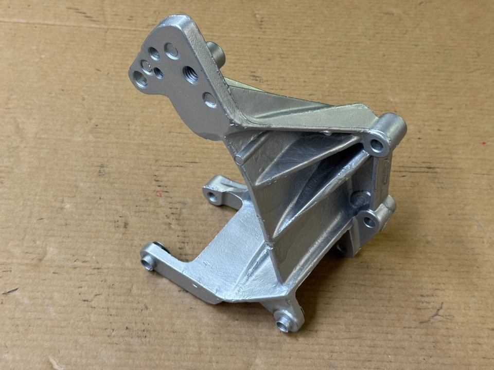 87-93 福特野马交流发电机支架前皮带配件烟雾支架工厂  — 第 1/1 张图片