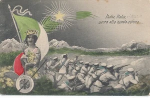 AK aus Italien Frau mit Italienischer Flagge + Soldaten Sacra alla nuova (13096) - Imagen 1 de 2