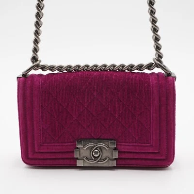 Bolso de niño vintage CHANEL magenta acolchado terciopelo herrajes dorados - usado Foto 1 de 4