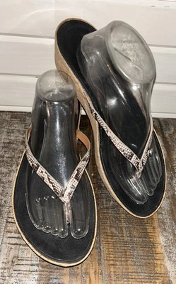 Sandalia FitFlop Talla 10 Linny Estampado Serpiente Cuero Puntera Corcho Cuña Tacón Foto 1 de 4