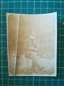 vs325 photographie circa 1920 portrait homme casquette assis dans un parc - Picture 1 of 1