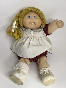VINTAGE Kohlaufnäher Kinder Puppe blondes Haar blaue Augen mit Zahn und Outfit 1985 - Bild 1 von 11