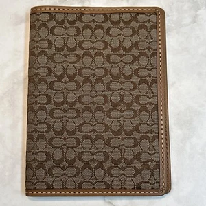 NEU Coach Outlet Reisepass Geldbörse Signatur Logo Jacquard Canvas braun CC2 - Bild 1 von 5