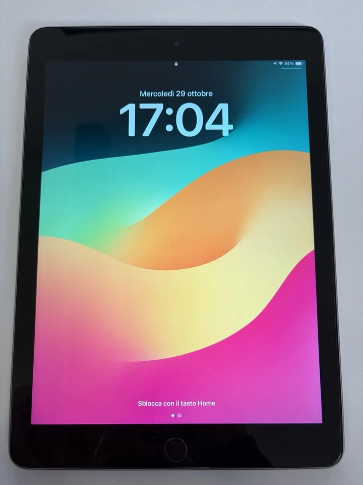 Apple iPad (6th Generation) - Immagine 1 di 2
