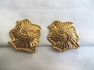 Lovely unique gold tone textured clip on clip back earrings - Picture 1 of 7
