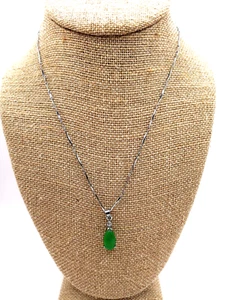 Collana con ciondolo in giada goccia a lacrima delicata su catenina placcata oro bianco 18 carati - Foto 1 di 10