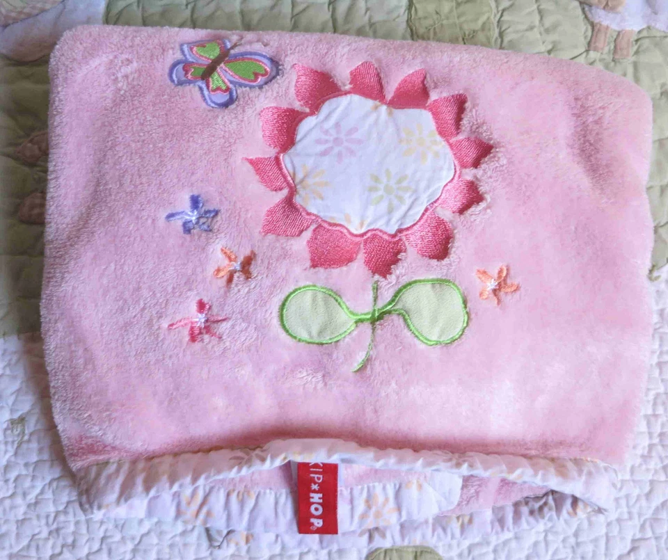Manta de felpa rosa Skip Hop con flores y mariposas y bordes de algodón para bebé niña usada en excelente estado Foto 1 de 2