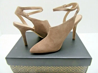 (Precio de venta sugerido por el fabricante $99) Zapatos de tacón elegantes Charles by Charles David para mujer Mieko gamuza topo Foto 1 de 4