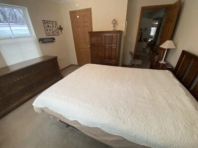 Juego de muebles de dormitorio de nogal oscuro renacimiento colonial español años 70 JOHN WIDDICOMB Foto 1 de 4