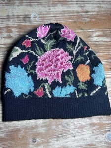Floral 100% Baby Alpaka Mütze in einem Onyx Basis Farbton Made in Peru, "Primaveral Onyx" - Bild 1 von 8