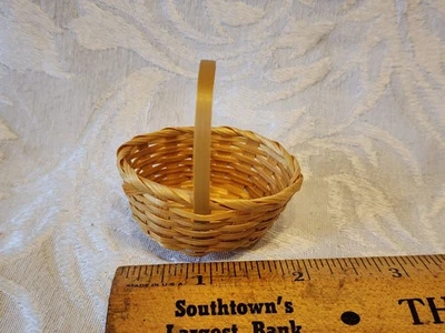 1:12 Dollhouse Miniatures Vintage Woven Basket with Handle - Image 1 of 2