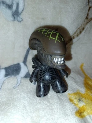 2015 Titans Vinyl Figures - Alien Vs Predator Fox - Image 1 of 3